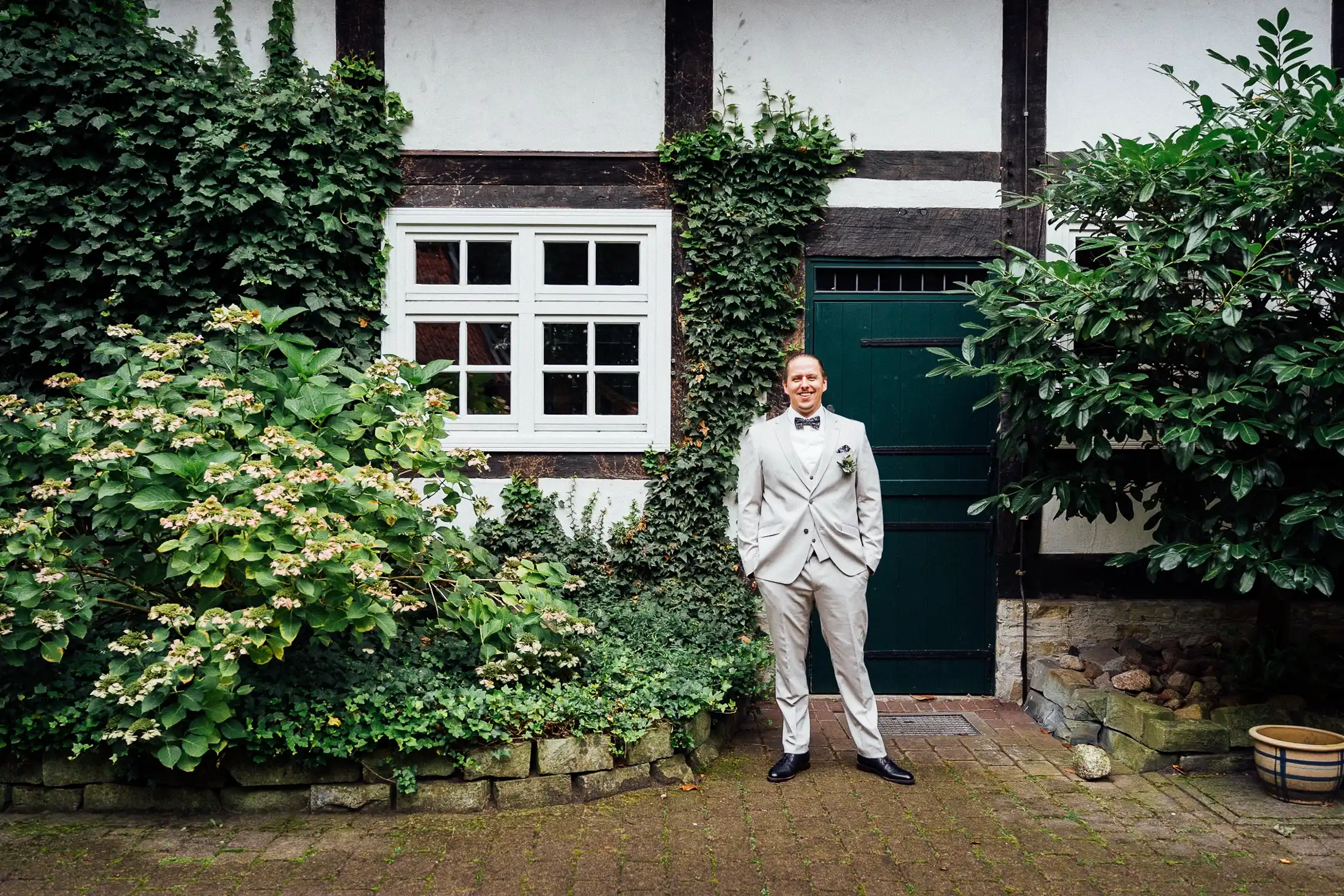 Der Bräutigam wartet neben dem Hof Nelling auf seine Braut