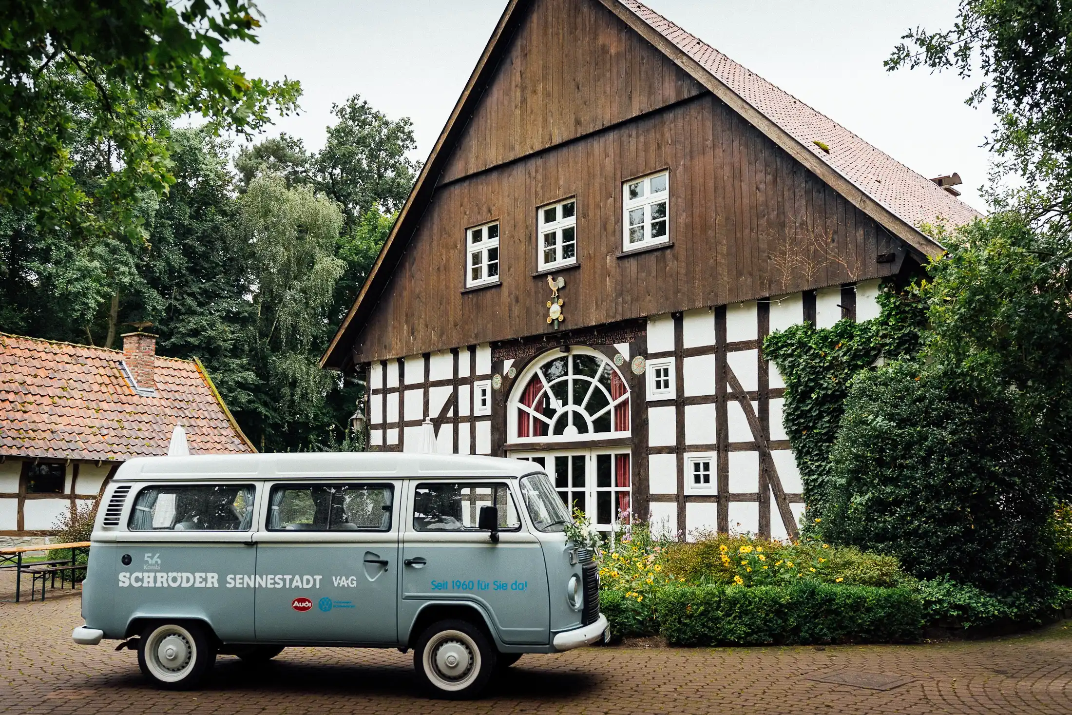 Ein Volkswagen T1 Bulli steht vorm Hof Nelling im gastlichen Dorf