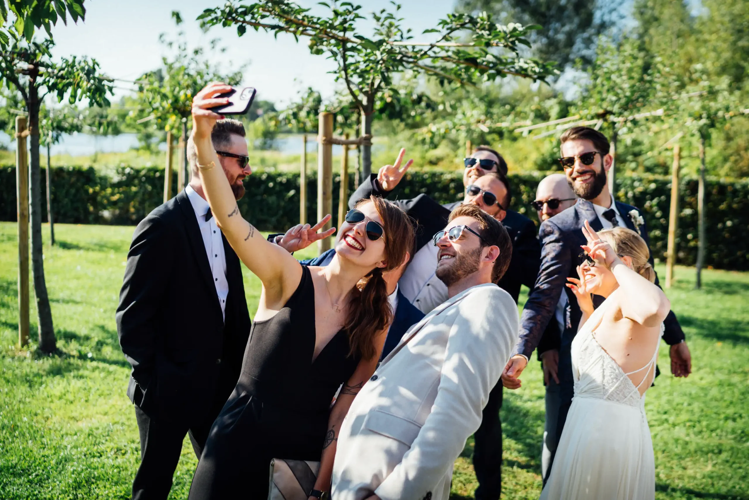 Hochzeitsfotograf Paderborn, standesamtliche Trauung, Brautpaar, Gut Lippesee, Gartenparty, Hochzeit, Gäste, Selfie