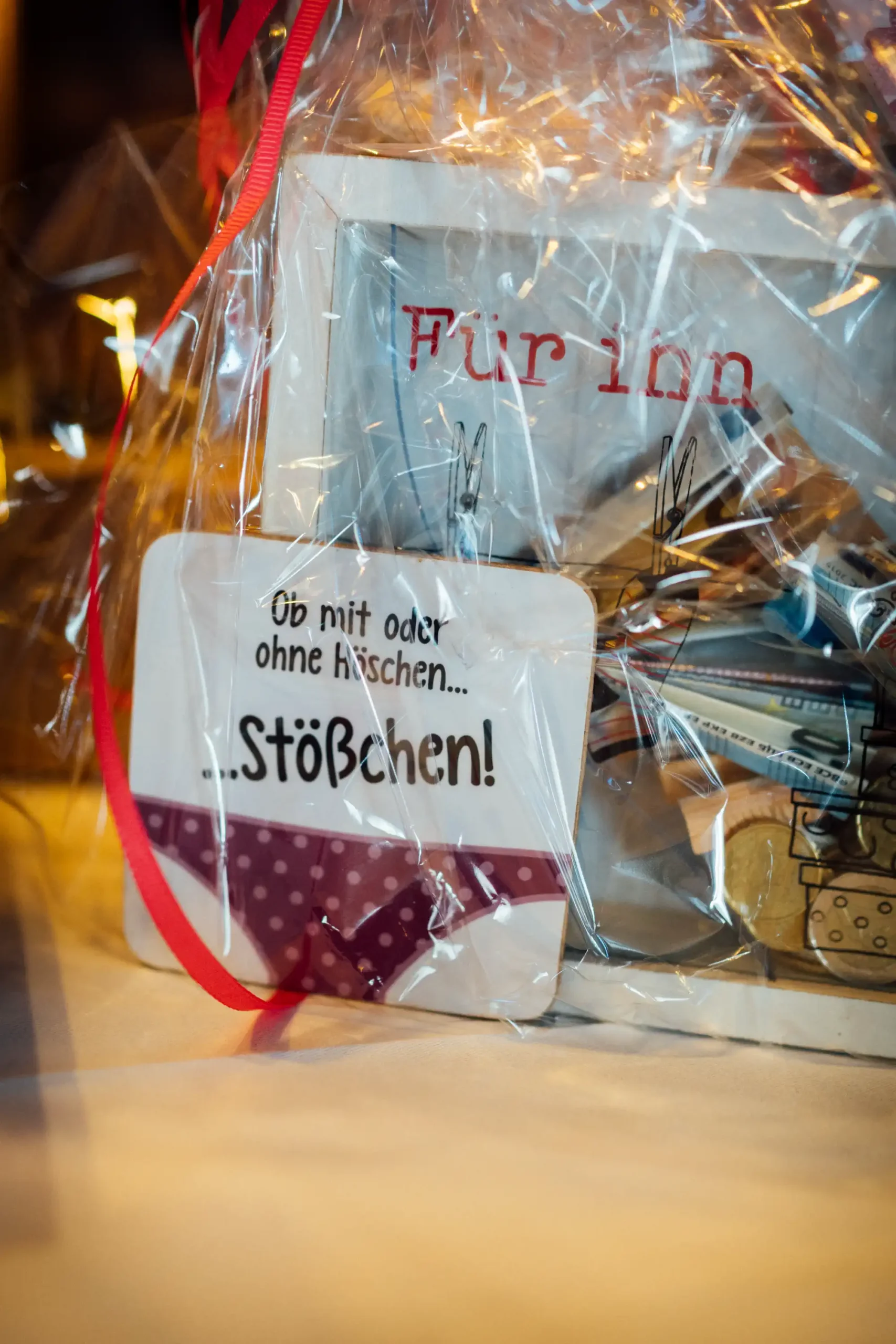 Hochzeitsfotograf Paderborn, standesamtliche Trauung, Brautpaar, Gut Lippesee, Geschenke, Hochzeit, Gäste,