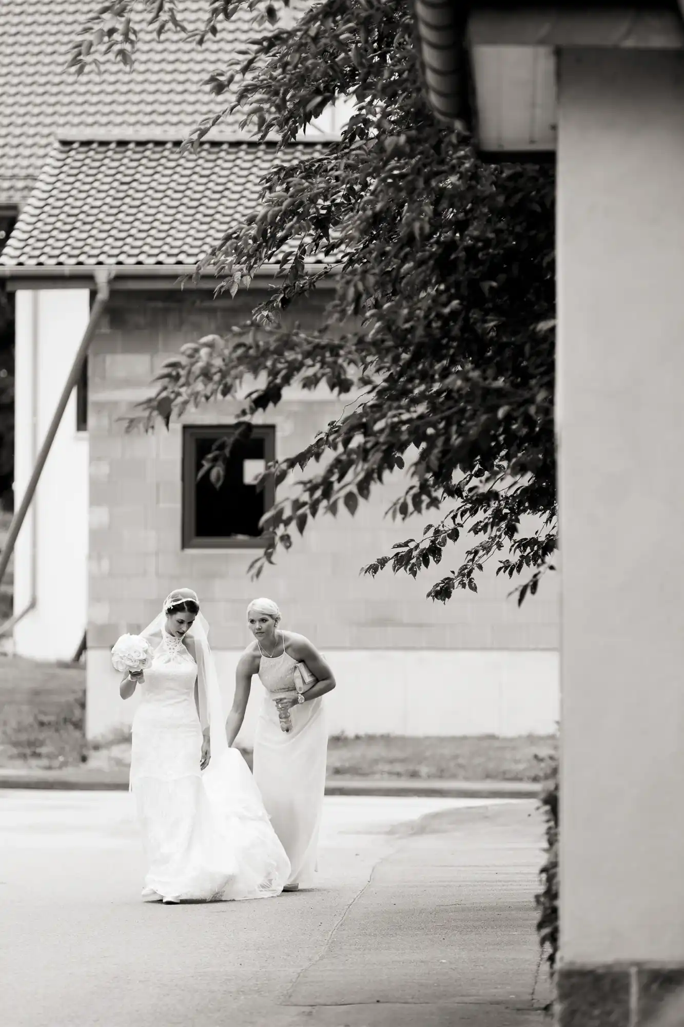 Braut und Trauzeugin auf dem Weg zur Kirche