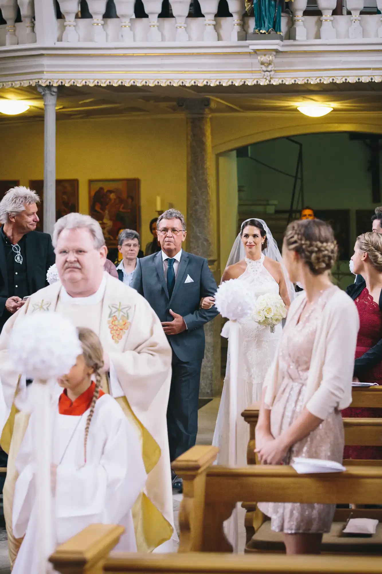 Braut und Brautvater ziehen in die Kirche ein