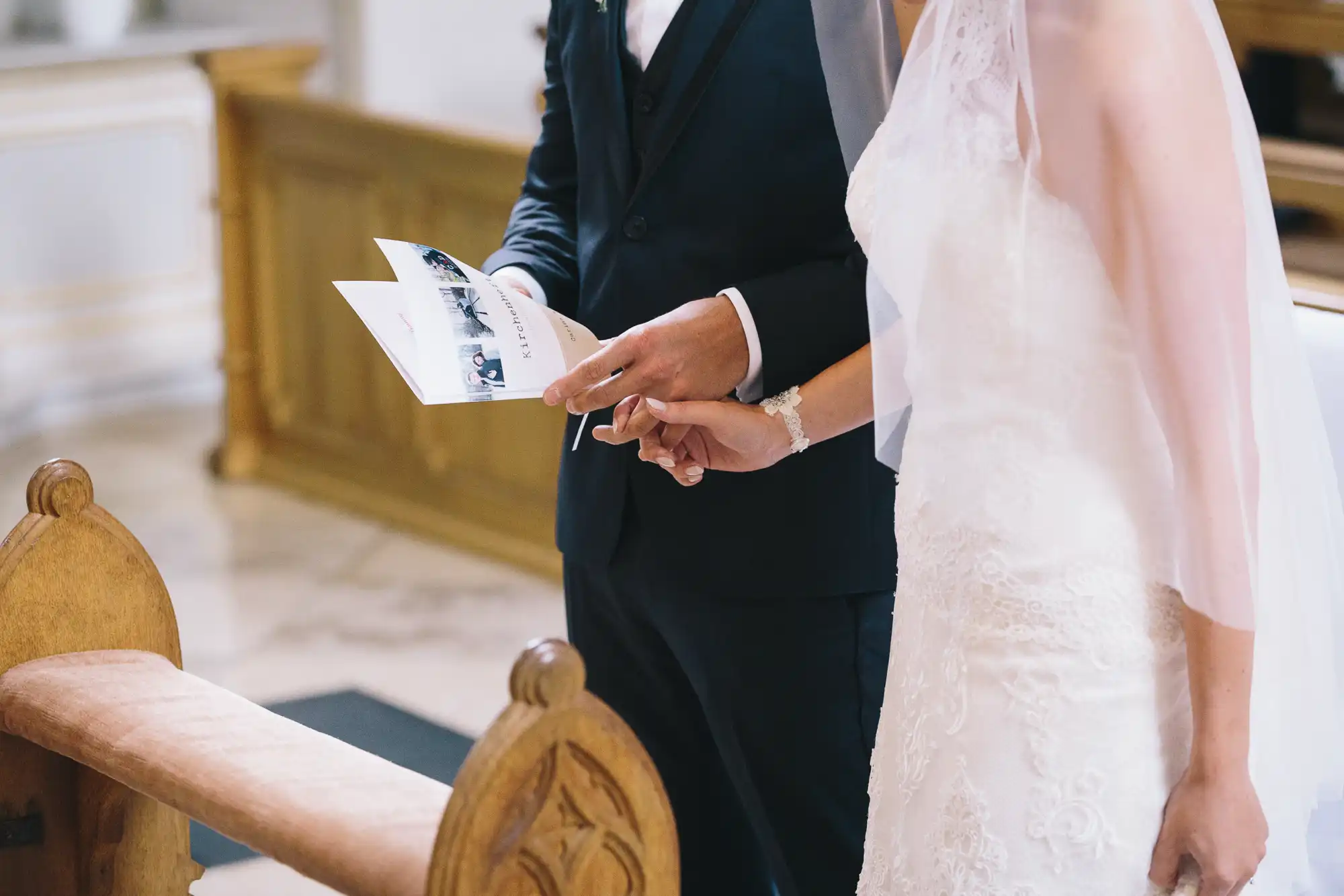 Braut greift nach der Hand des Bräutigams