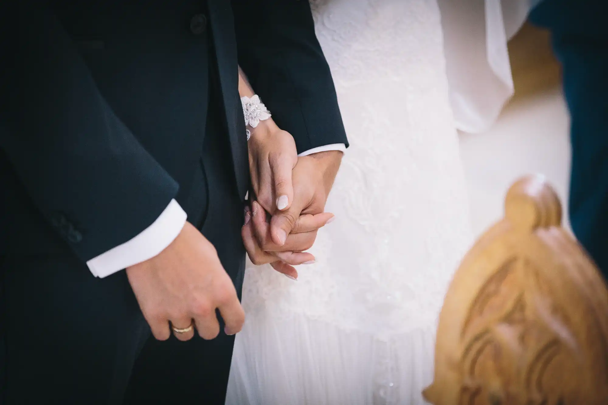 Bräutigam hält die Hand seiner Braut