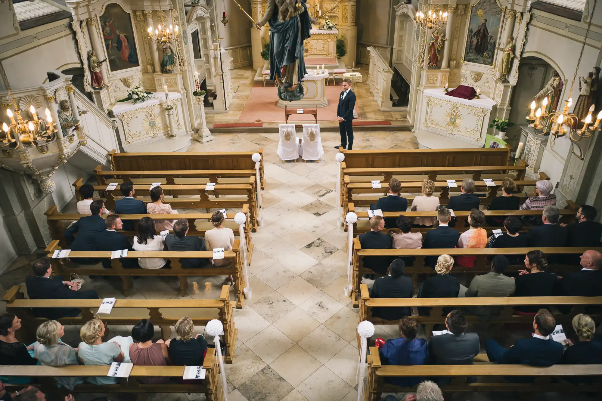Bräutigam wartet in Kirche auf die Braut