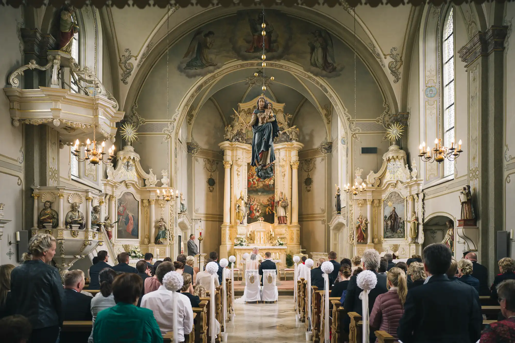 Brautpaar während der Hochzeit in der Kirche